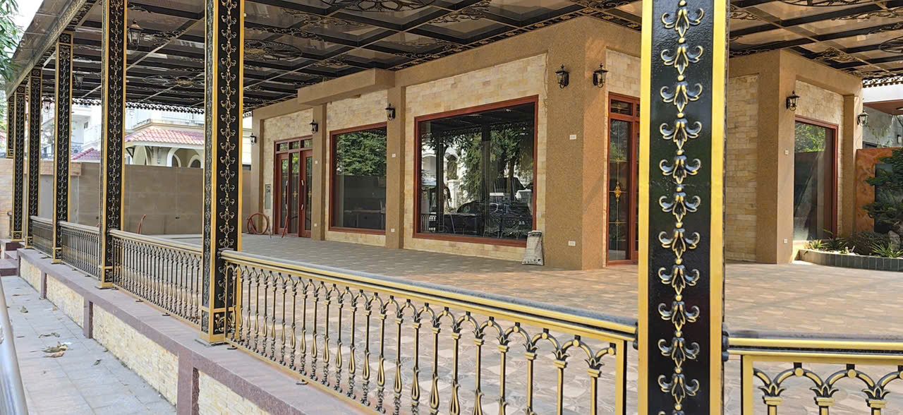 Homestay — phòng tắm ốp đá, cửa gỗ