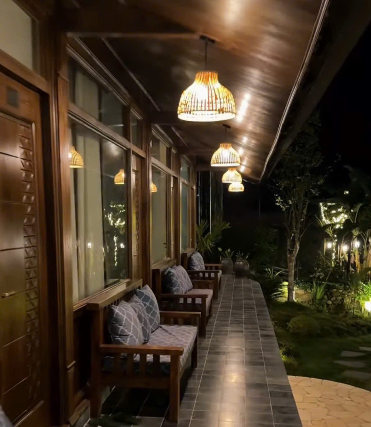 Homestay — hiên đêm, đèn lồng