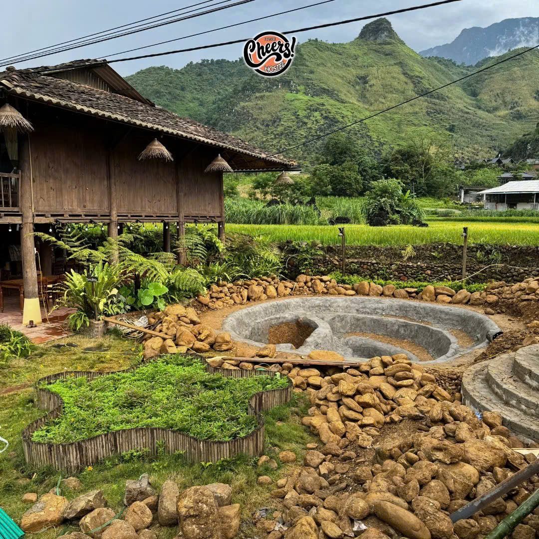 Homestay — hồ bơi tròn đang thi công