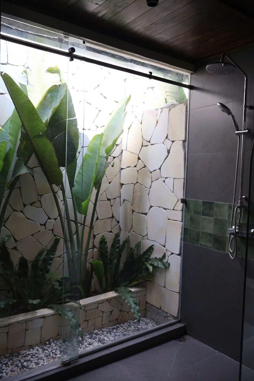 Homestay — phòng tắm ngoài trời, vách đá
