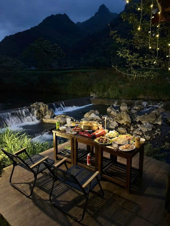 Homestay — bàn ăn ven suối, lẩu ngoài trời