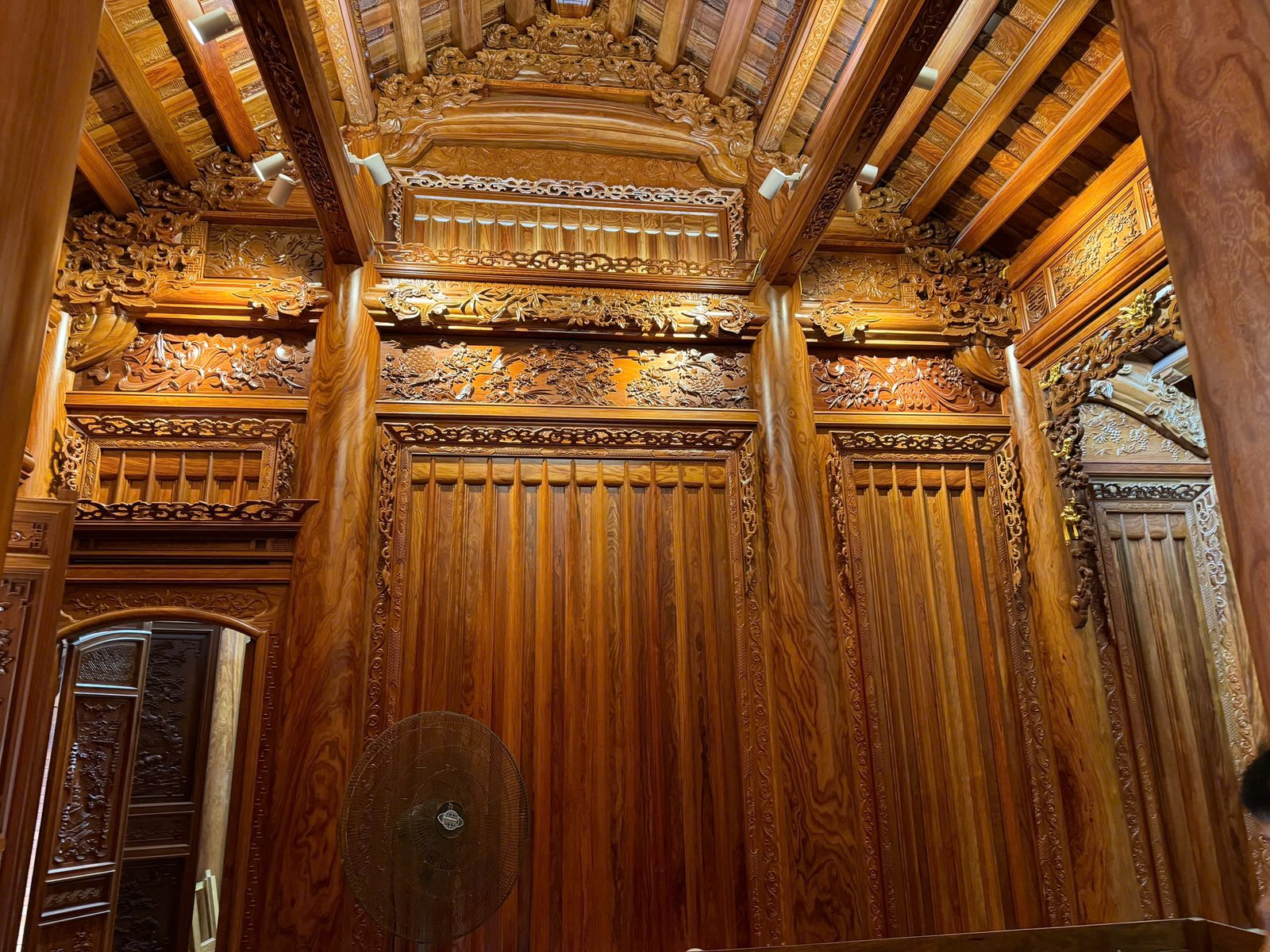Nhà gỗ — chi tiết chạm khắc dát vàng