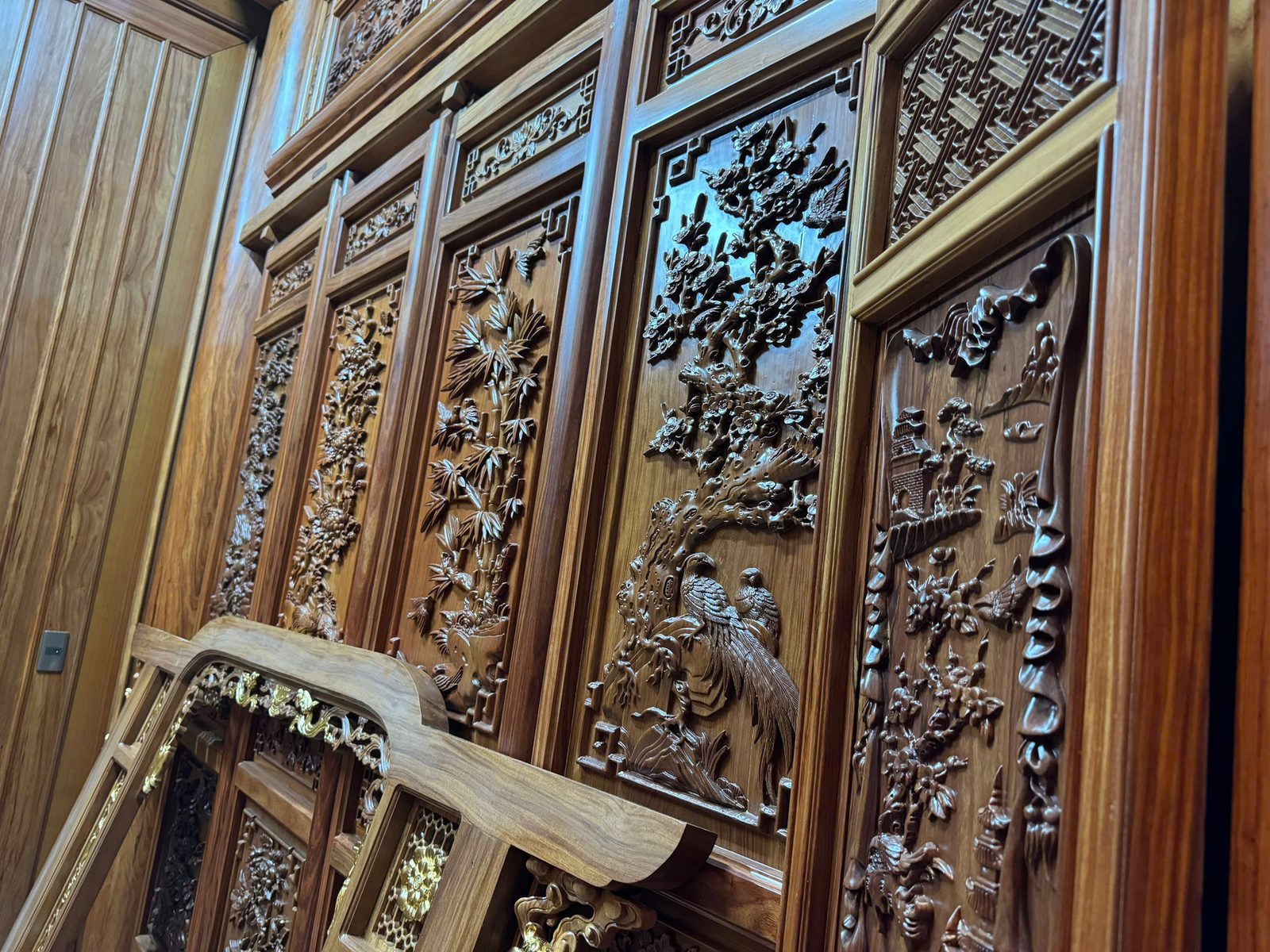 Nhà gỗ — cổng gỗ chạm khắc, bản lề đồng