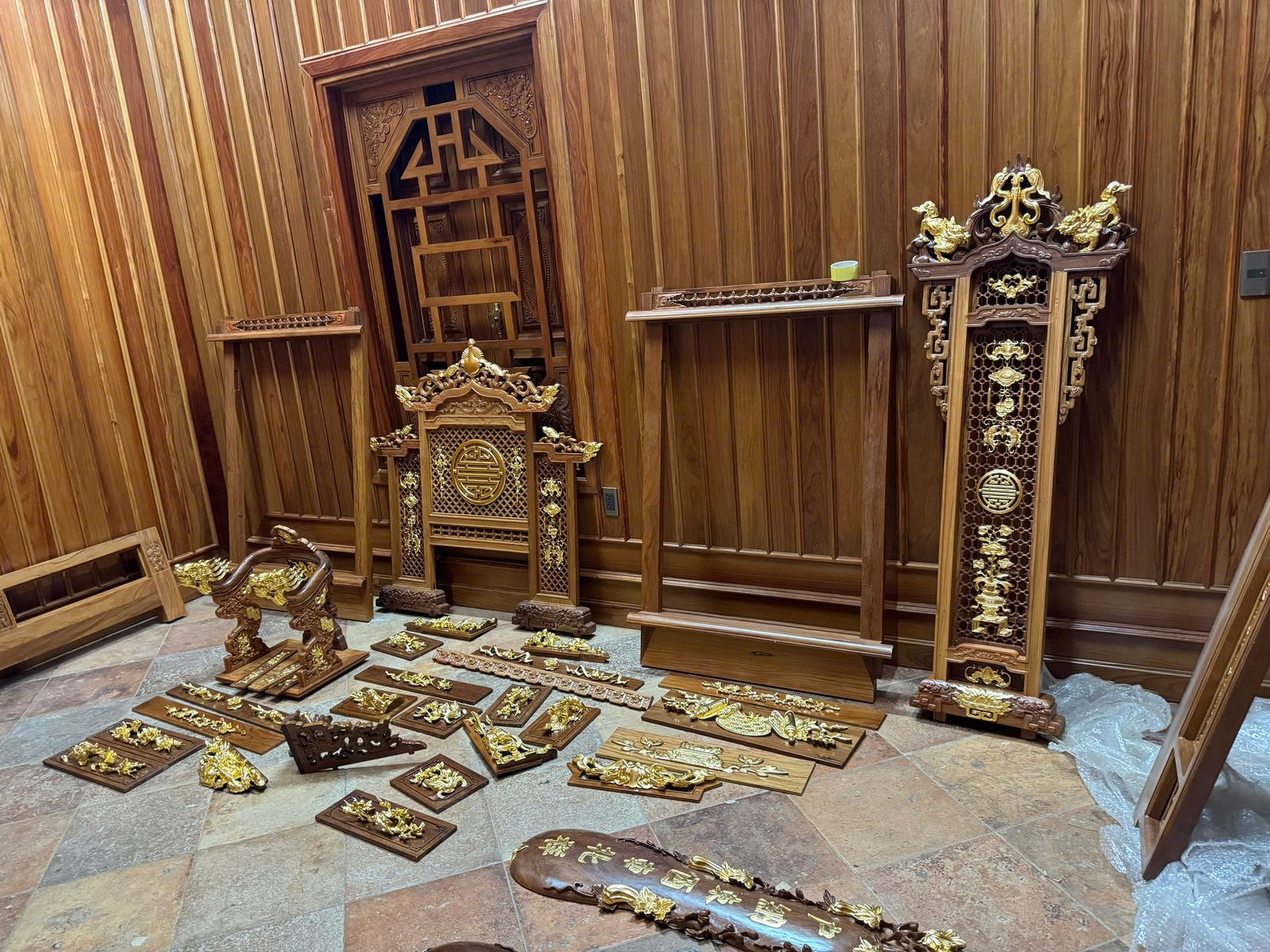 Nhà gỗ — trần và xà gỗ chạm khắc dát vàng