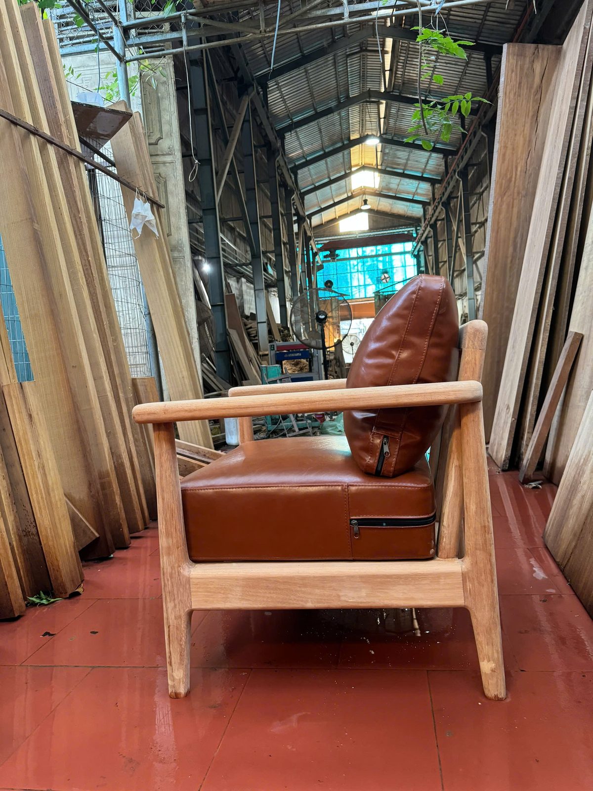 Xưởng sản xuất — bàn, ghế gỗ sơn mài hoàn thiện