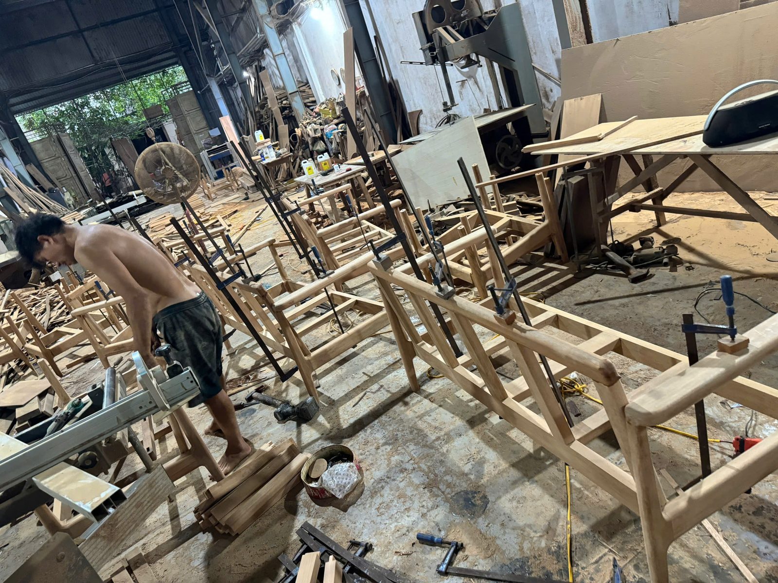 Xưởng sản xuất — thợ mộc gia công khung ghế