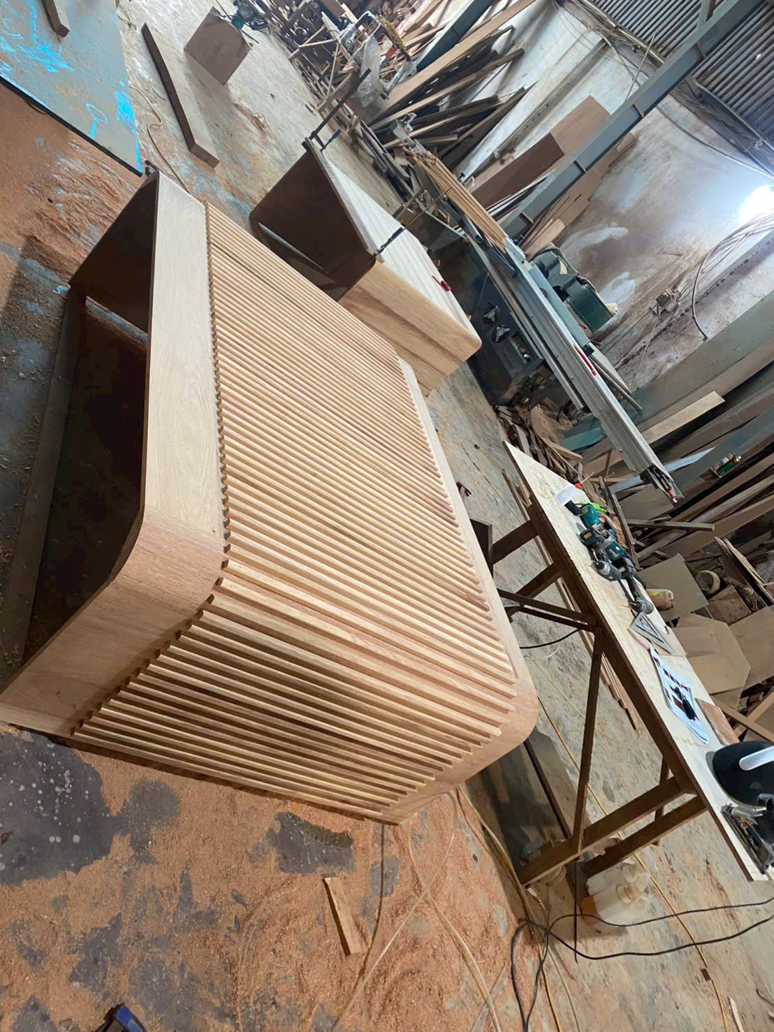 Xưởng sản xuất — tủ gỗ nan hoàn thiện tại xưởng