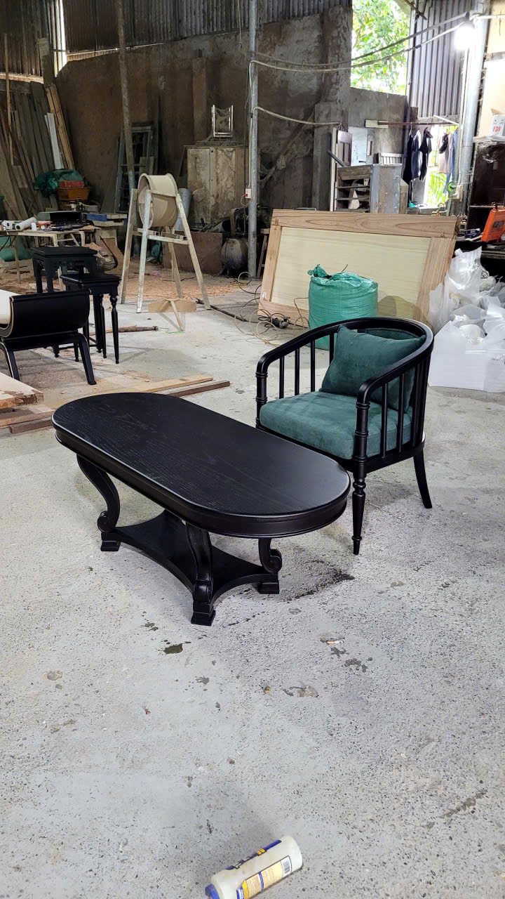 Xưởng sản xuất — ghế bành gỗ tự nhiên đang lắp ráp