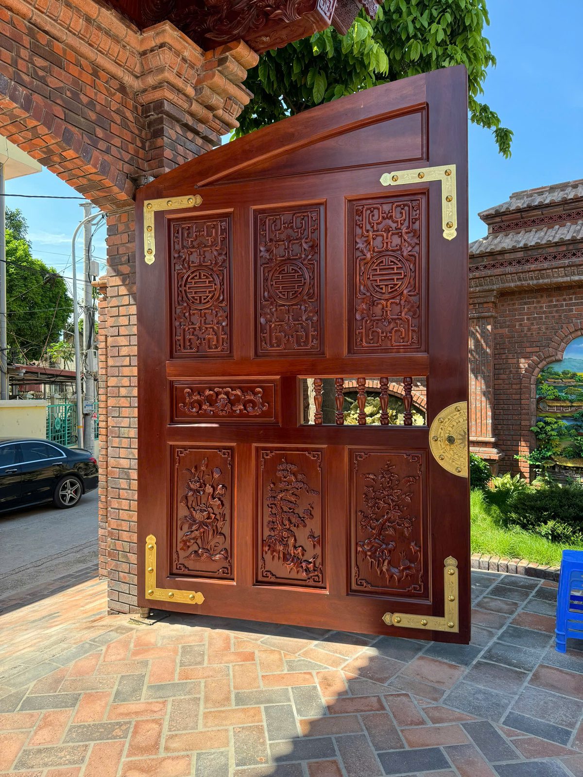 Hai người thợ thi công lắp dựng phòng gỗ